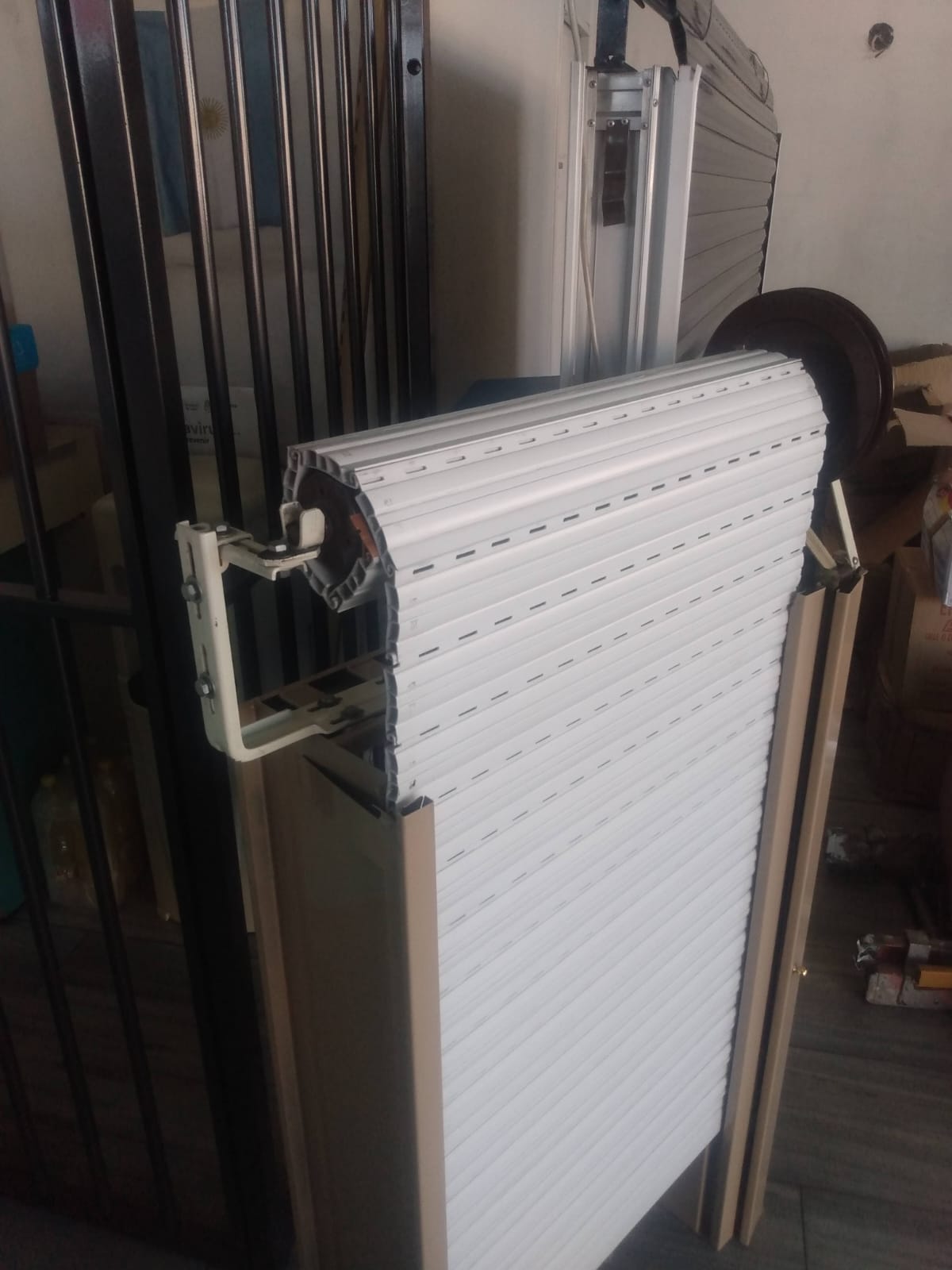 alt="Colocación de persiana plástica de PVC blanca en Microcentro con motor"