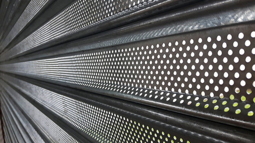 Persiana metálica microperforada instalada en CABA