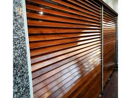 Persiana de madera reparada y lustrada en CABA