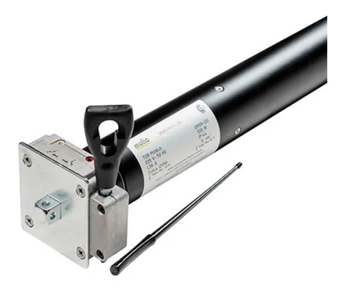 alt="Técnico instalando motor tubular en persiana de aluminio"