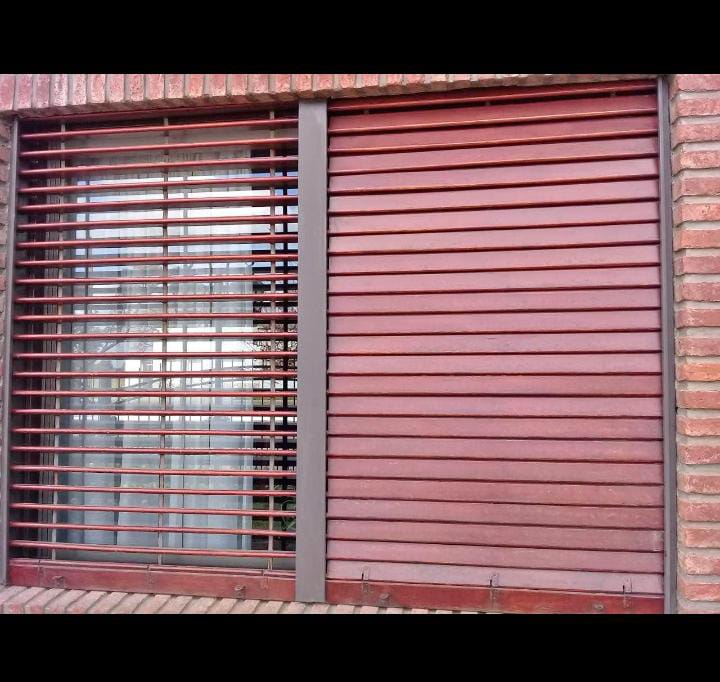 alt="Arreglo y motorización de persianas en Barracas, estación Hipólito Yrigoyen"
