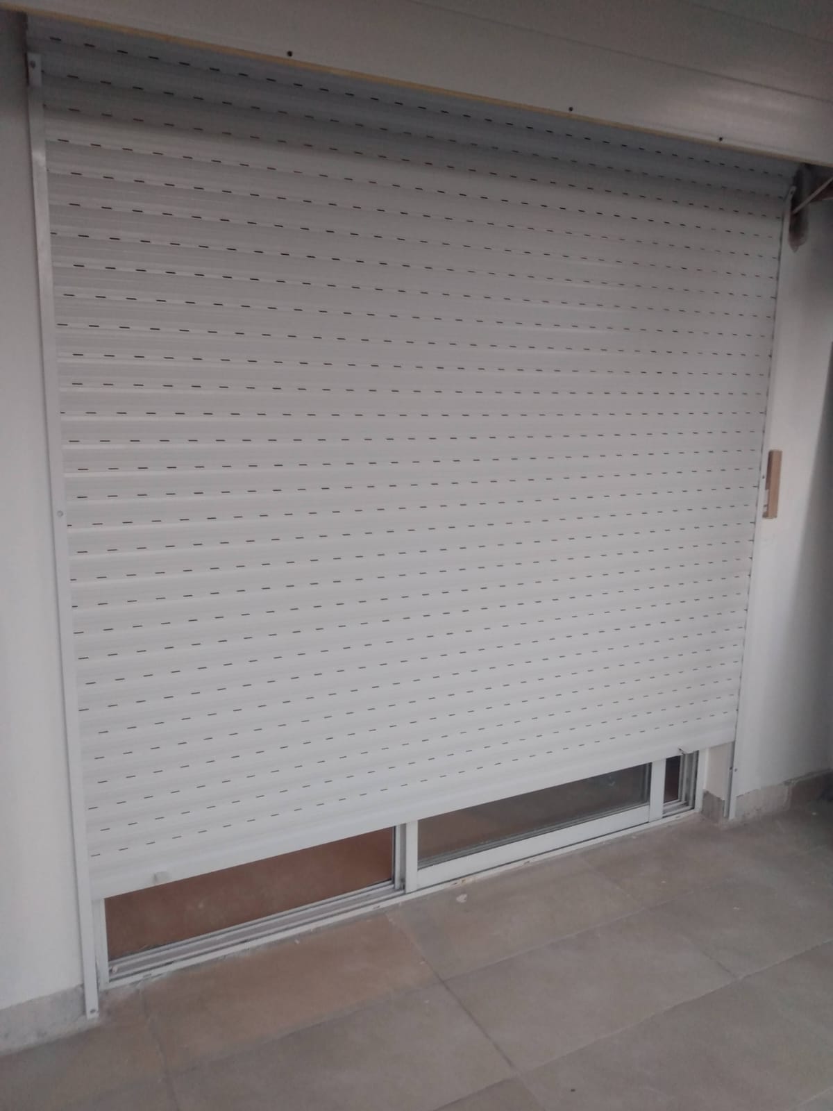 alt="Persiana de PVC blanca cerrada en ventana — servicio de arreglo de persianas en San Telmo (CABA): cambio de cinta, ajuste de guías y motorización"