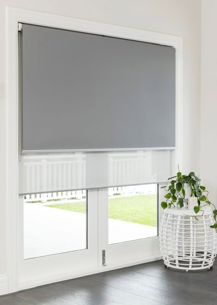 alt="Cortina roller blackout y screen gris en puerta-ventana interior — instalación y arreglo de persianas en Olivos (Vicente López)"