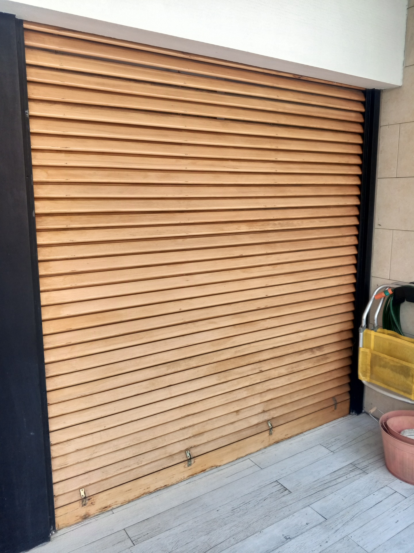 alt="Persiana de madera enrollable para local — reparación, cambio de cinta y ajuste de guías en Olivos (Vicente López)"