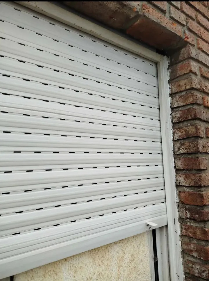 alt="Cortina de enrollar de PVC en ventana — arreglo y cambio de cinta en Colegiales (CABA)">