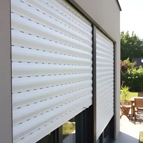 Persiana de PVC blanca instalada en vivienda de Villa del Parque, Buenos Aires, por Persianas CG. Fabricación a medida y excelente terminación." 