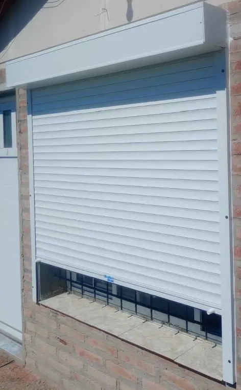 "Persiana de PVC blanca instalada en Devoto por Persianas CG, con terminación moderna y excelente aislamiento térmico y acústico. Servicio de venta, colocación y motorización de persianas en CABA.">