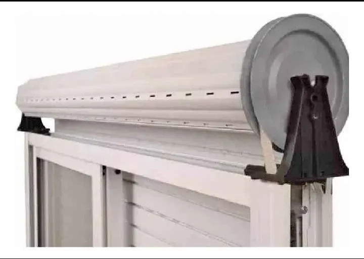 "Detalle técnico del sistema de enrollado de persianas de PVC – instalación profesional en Floresta por Arreglo de Persianas CG"