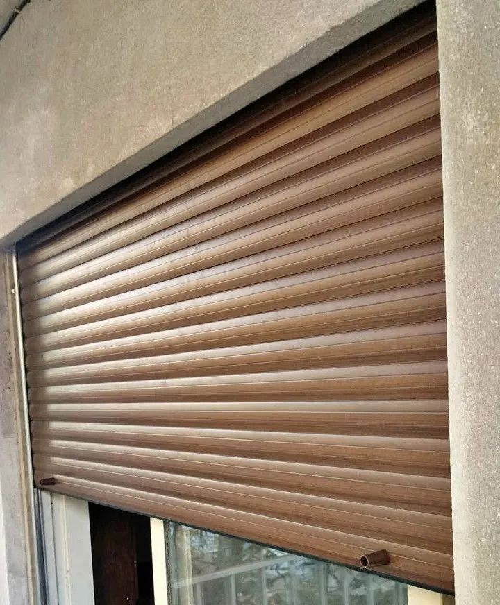 "Persiana de PVC símil madera instalada en Villa Soldati con terminación reforzada" />