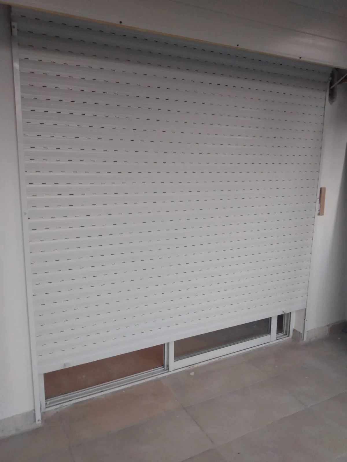 "Persiana de PVC blanca instalada en Once por Persianas CG, fa"Venta e instalación de persianas de PVC en Once – Persianas CG" 