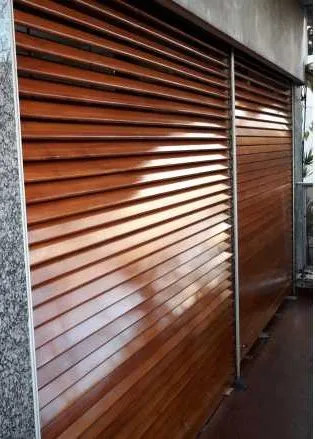 Restauración de persianas de madera en Belgrano con recambio de tablas, lijado y ajuste de varillas.