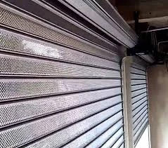 Reparación de persiana metálica enrollable en Caballito con cambio de eje, cinta y flejes. Servicio urgente en Capital Federal.