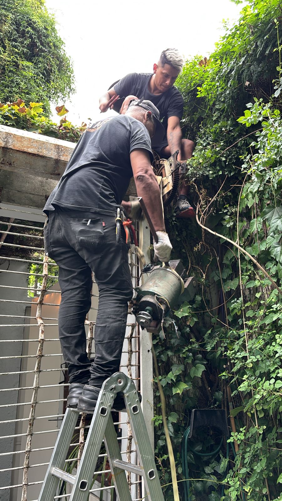 alt="Técnico realizando arreglo de cortina metálica en Monserrat CABA"