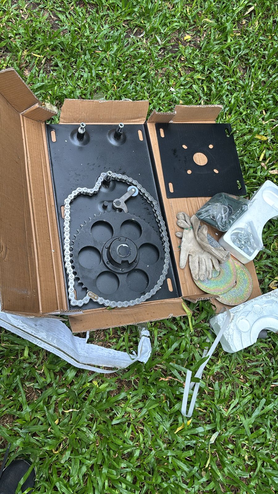      alt="Repuestos para cortinas metálicas con engranaje, cadena y piezas de reparación"