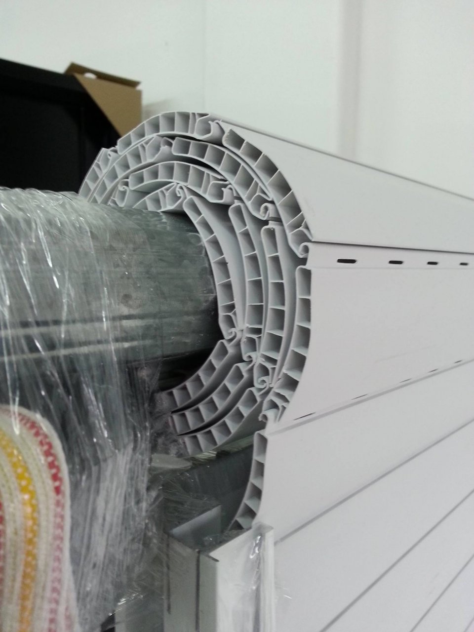 Rollo de persiana de PVC preparado para distribución mayorista en CABA, fabricado a medida con materiales de alta calidad.