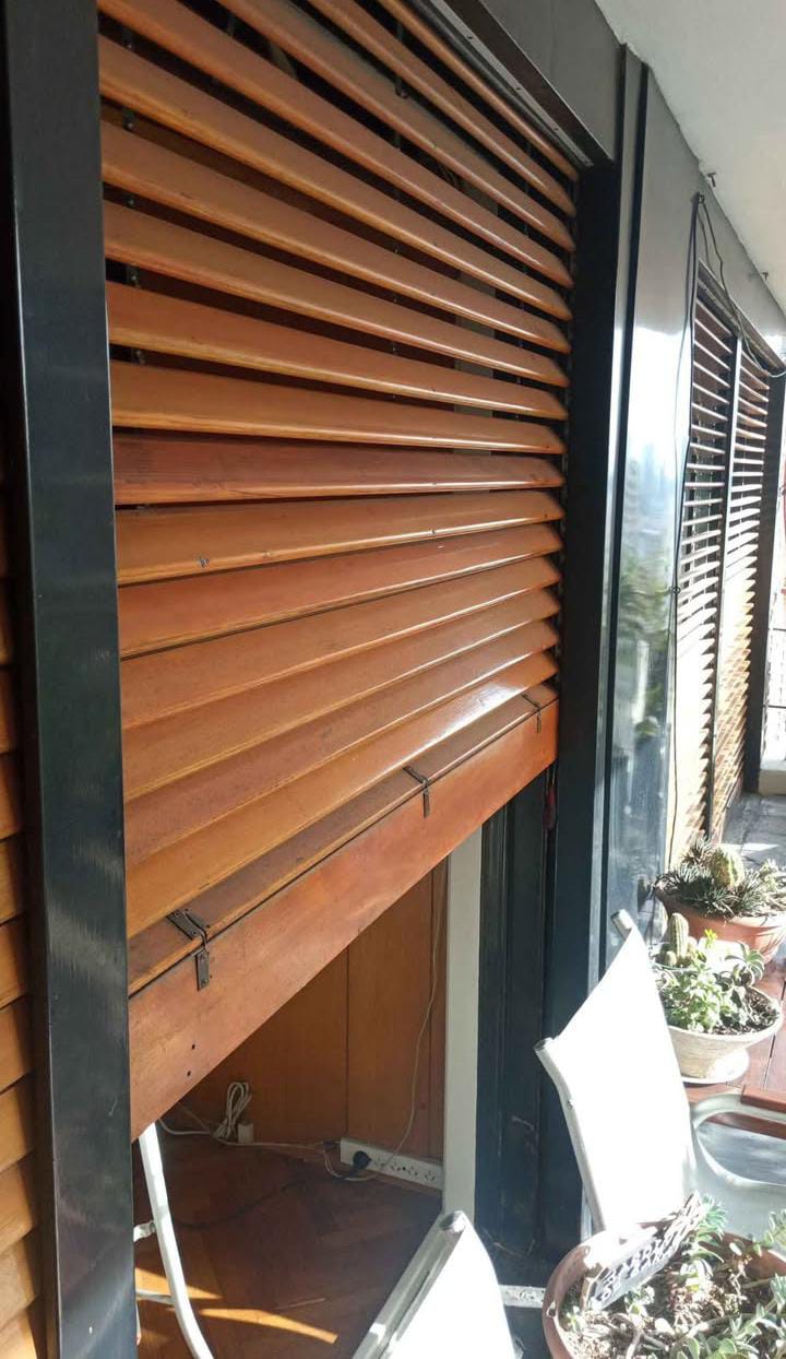 alt="Arreglo de persianas de madera en CABA con reparación de lamas, cinta y mecanismo enrollable"