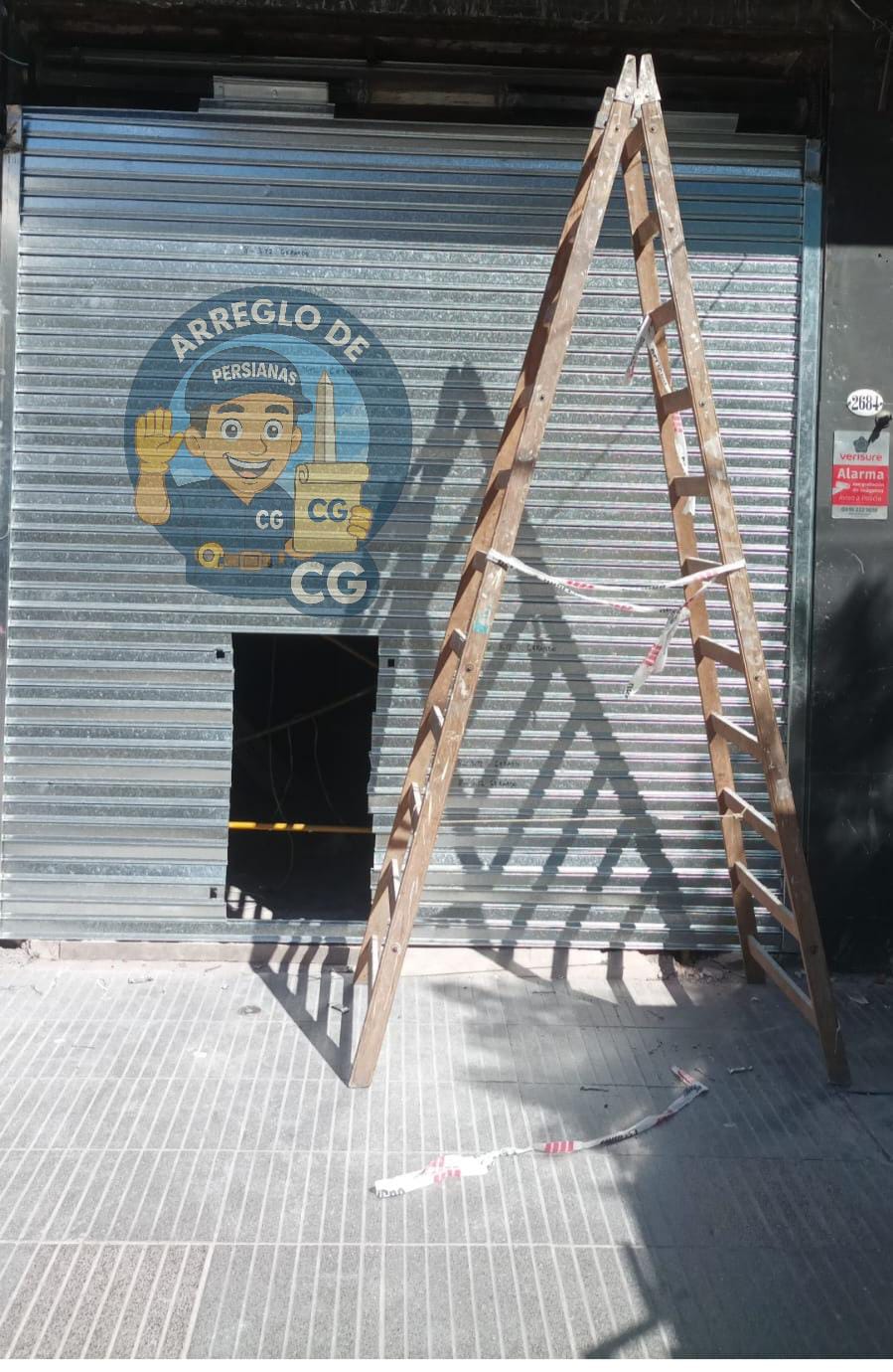 Técnico realizando arreglo de cortina metálica en Monserrat CABA