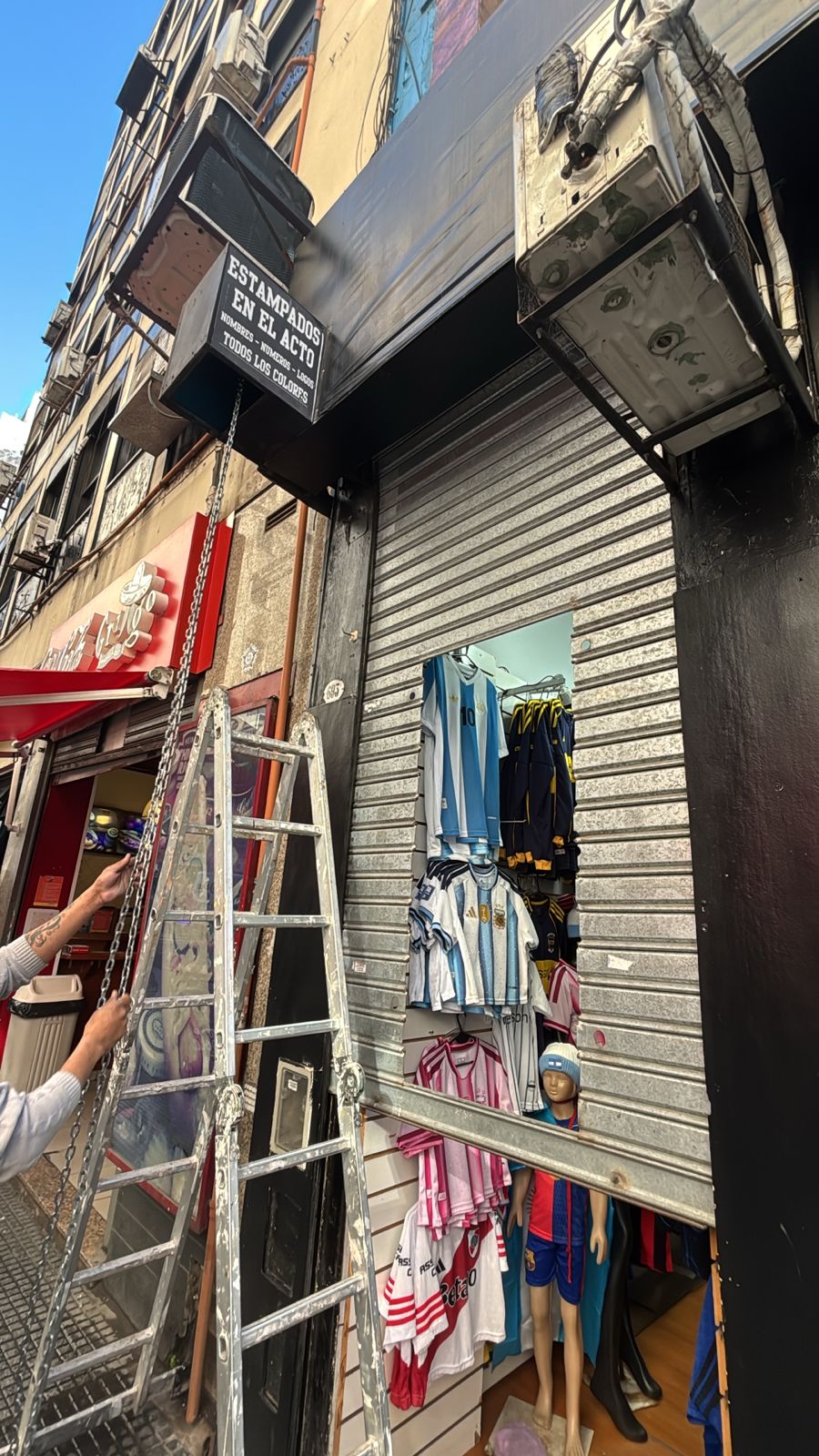 "Detalle de cortina metálica reparada en San Cristóbal CABA con ajuste de guías"