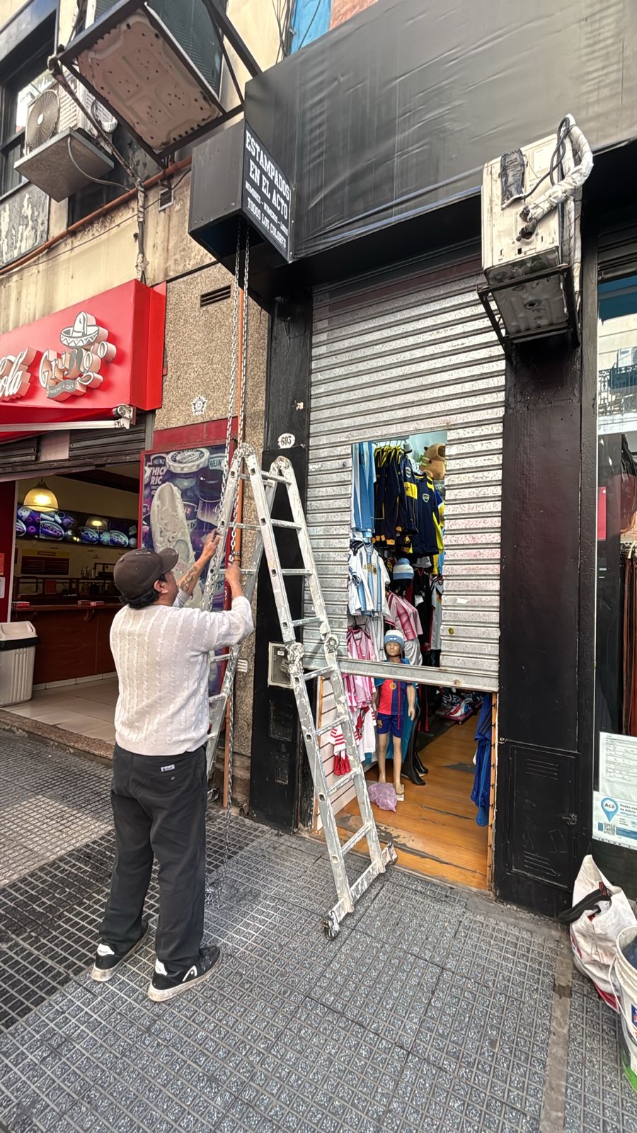 Arreglo de persiana metálica con puerta de escape en local de CABA