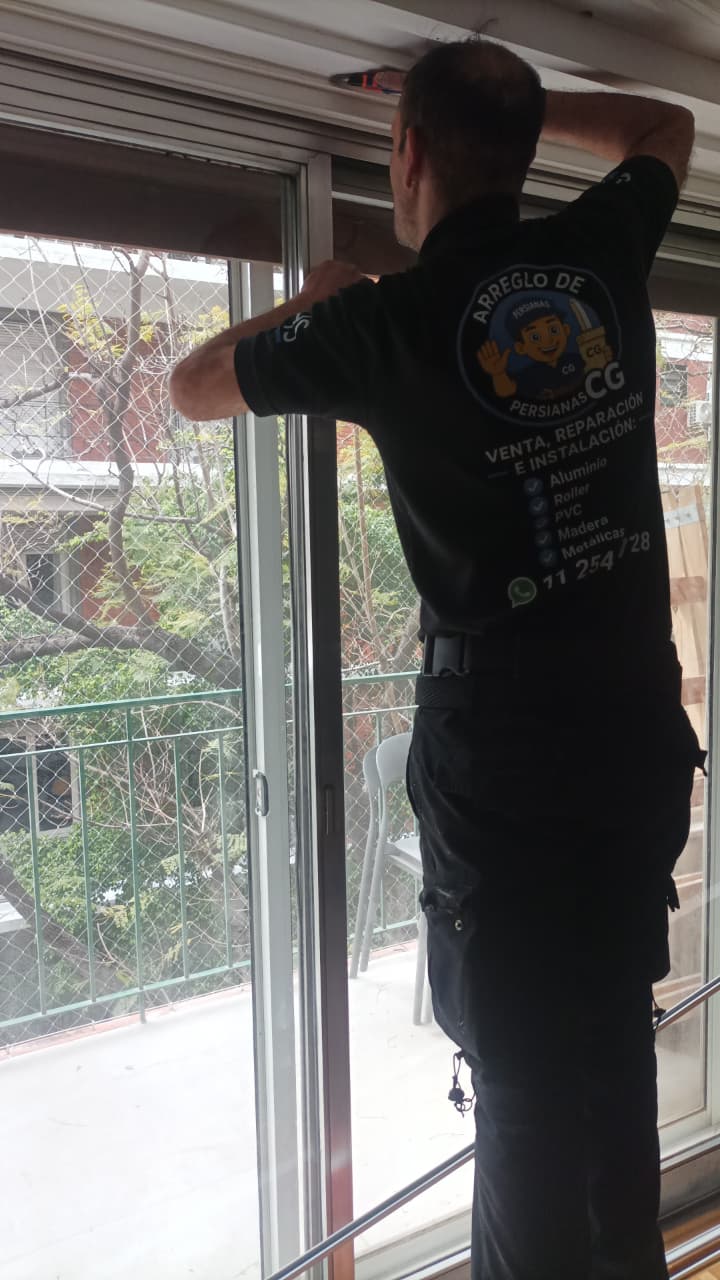 Tecnico reparando una persiana en Balvanera 